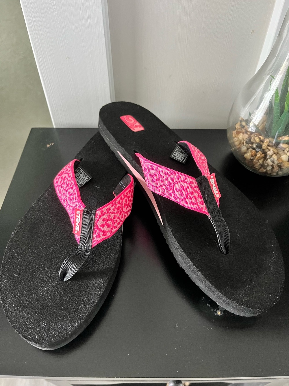 Teva Womenโs Hot Pink Patterned Thong Sandals Sz 10